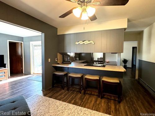 2853 Emmons Ave, Rochester MI 48307-4725 exterior