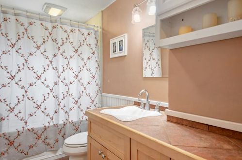 35 Ivernia Rd, Worcester MA 01606-1423 exterior