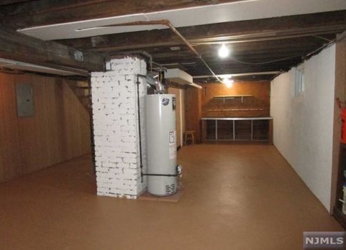 89 Clinton Pl, East Rutherford NJ 07073-1323 exterior