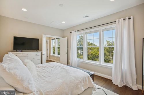 6031 Florence Ln, Alexandria VA 22310-2209 exterior