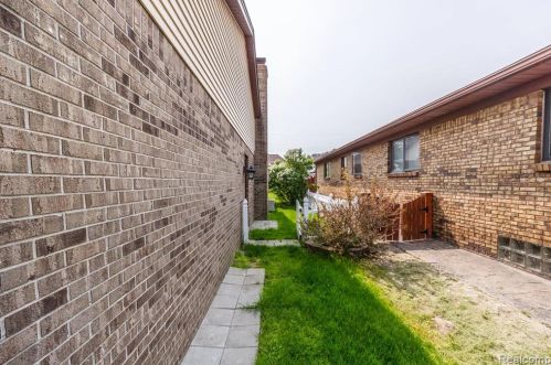 425 Rosemary St, Dearborn Heights MI  48127-3681 exterior