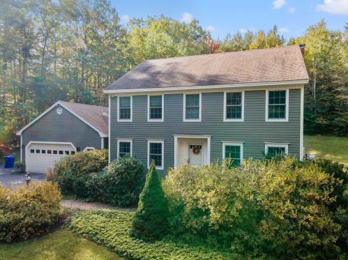 3 Surrey Coach Ln, Concord, NH 03304-4124