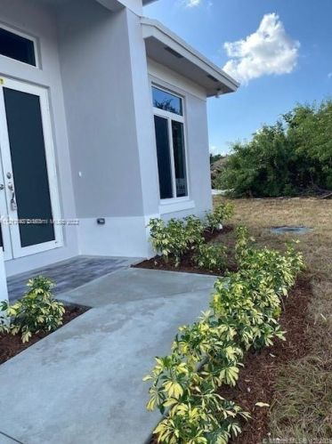 452 Fifer Ave, Fort Pierce FL  34953-3849 exterior