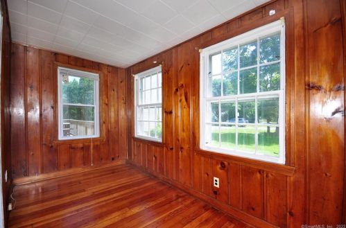 184 St, Windsor CT 06095-2412 exterior