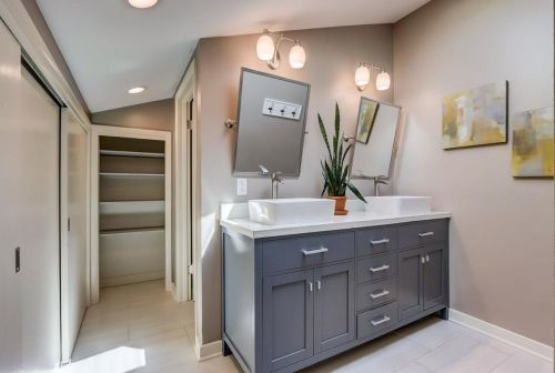 9200 Ironwood Ln, Milwaukee WI  53217-1211 exterior