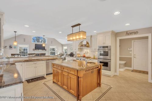 26 Brasch Blvd, Middletown NJ 07748-3161 exterior