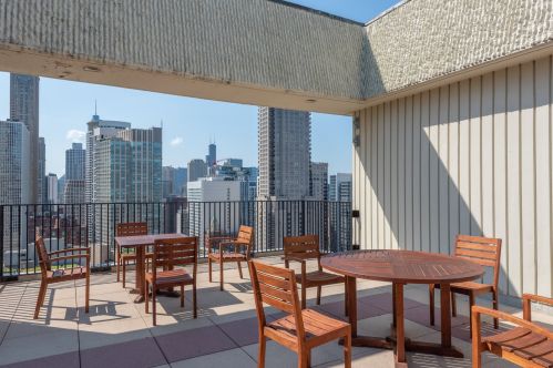 100 Bellevue Pl, Chicago IL 60611-1157 exterior