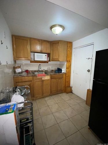 2899 Dewitt Pl, Bronx NY 10469-5564 exterior