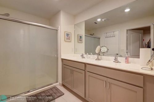 916 Bent Creek Dr, Fort Pierce FL  34947-1330 exterior