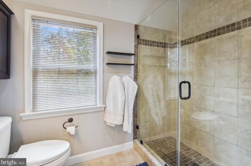 1612 Oakcrest Dr, Alexandria VA 22302-2337 exterior