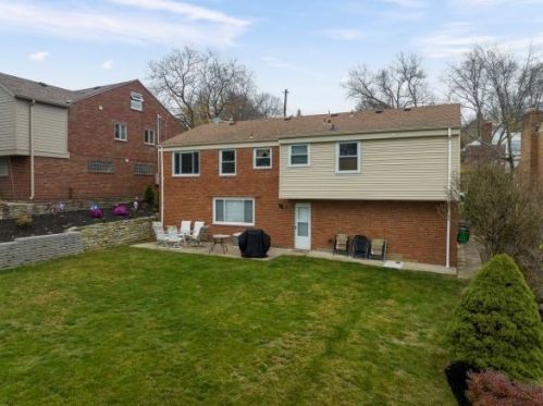 1491 Mohican Dr, Pittsburgh PA 15228-1613 exterior