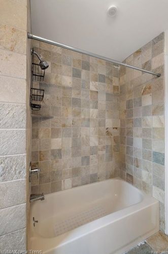 692 Appalachi St, Walled Lake MI  48390-1005 exterior