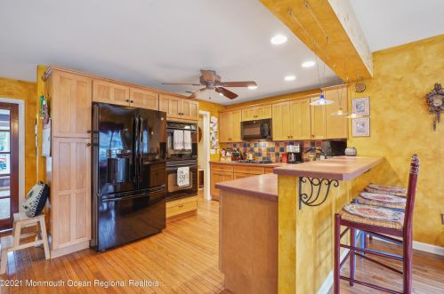 142 Beechwood Dr, Red Bank NJ 07702 exterior