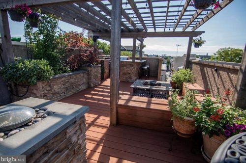 985 6th St, Philadelphia PA  19123-1405 exterior