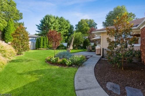 26 Acorn Dr, Clark NJ 07066-2109 exterior