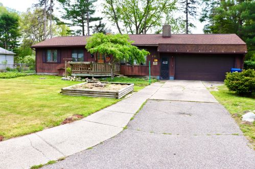 2027 Virginia Dr, Meskegon, MI 49444-4419