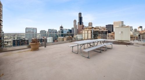 40 9th St, Chicago IL 60605-2137 exterior