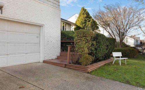 1045 Lawrence Ct, Valley Stream NY 11581-2709 exterior