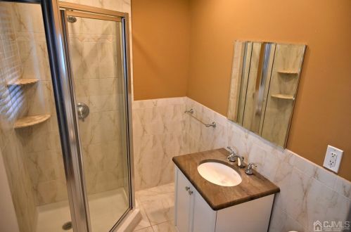 29 Oliver Ave, Edison NJ 08820-3144 exterior