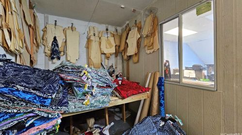 1734 Kahai St, Honolulu HI 96819-3913 exterior