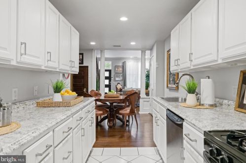 2455 Carpenter St, Philadelphia PA 19146-3907 exterior