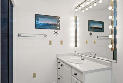 2044 Booth St, Milwaukee WI 53212-3406 exterior