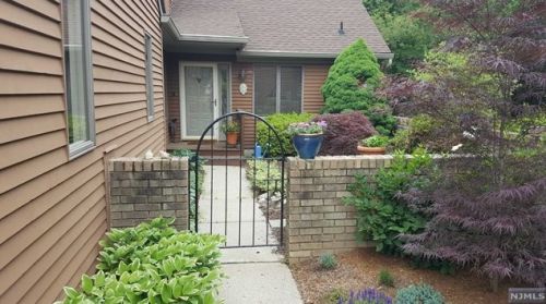 220 Bush Ln, Mahwah NJ  07430-3225 exterior