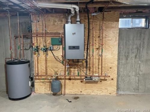 6 Singing Wood Ct, Norwalk CT 06850-1223 exterior