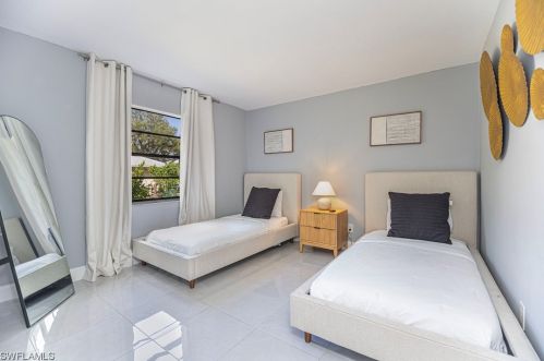 155 Old Tamiami Trl, Naples FL 34110-1170 exterior