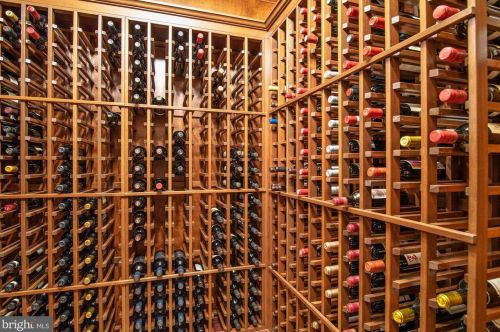 896 Alvermar Rdg Dr, Mc Lean VA 22102-1439 exterior