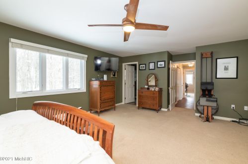 1360 Crooked Lk Dr, Kalamazoo MI 49009-8950 exterior