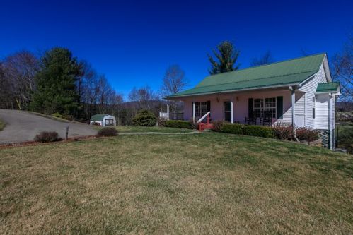 303 Chestnut Ridge Dr, Jefferson, NC 28640-9046