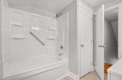 48 Clintonville Rd, North Haven CT 06473-2817 exterior