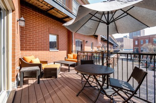 4030 Clark St, Chicago IL 60613-1302 exterior