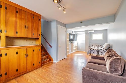 104 Brewster Rd, Enfield CT 06082-4104 exterior