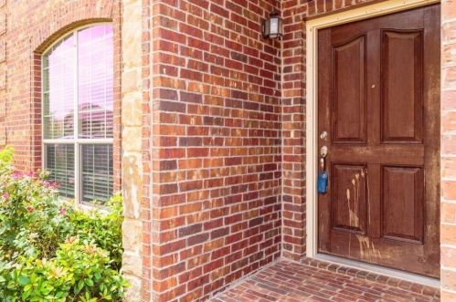 1631 Secretariat Ln, Irving TX  75060-4889 exterior