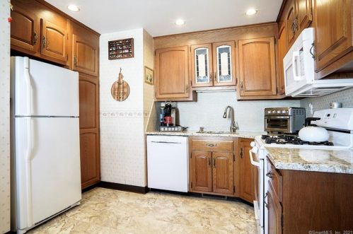 10 Friendly Rd, Norwalk CT 06851-3107 exterior