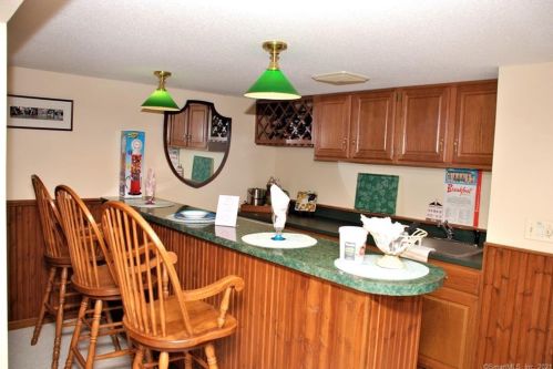 6 Buchanan Rd, Enfield CT 06082-5327 exterior