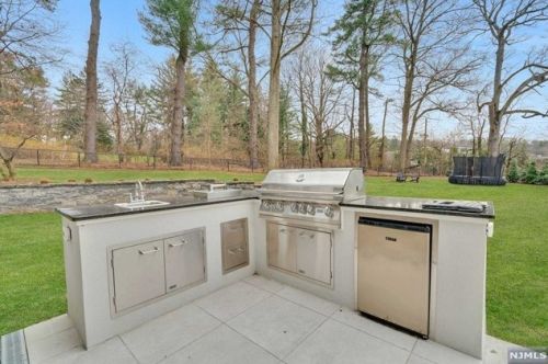 19 Duck Pond Rd, Demarest NJ  07627-2305 exterior