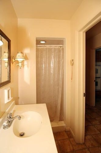 1007 Delafield Rd, Pittsburgh PA 15215-3204 exterior