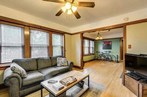 4222 Roscoe St, Chicago, IL 60641-4646