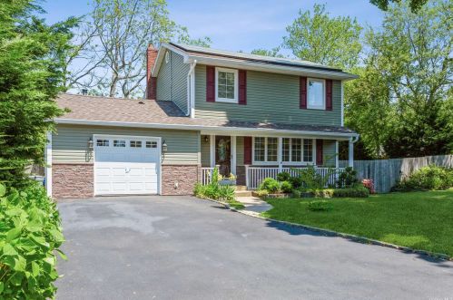 43 Lyons St, Huntington Station, NY 11747-1122