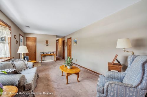 130 Floyd St, Edison NJ 08820-2101 exterior