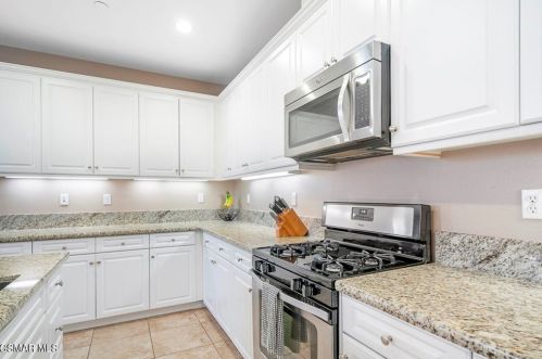 3204 Lisbon Ln, Oxnard CA 93036-7623 exterior