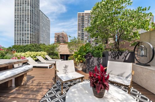 1521 State Pkwy, Chicago IL 60610-1613 exterior