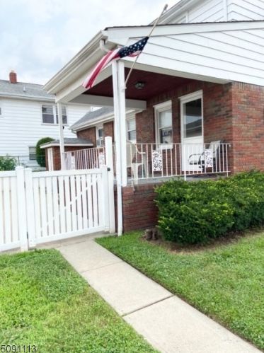 3 Irving Pl, Outwater, NJ 07026-1211