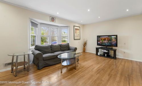 28 Sheppard Pl, Edison NJ 08817-3132 exterior