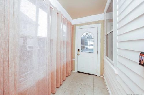 46 Glenwood St, Manchester CT  06040-6142 exterior