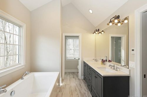 94 Spectacle Ln, Ridgefield CT 06877-5715 exterior