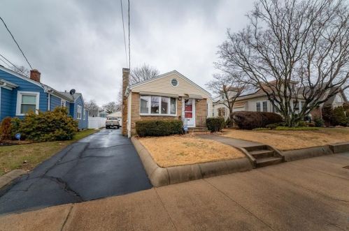 126 Enfield Ave, Providence, RI 02908-1242
